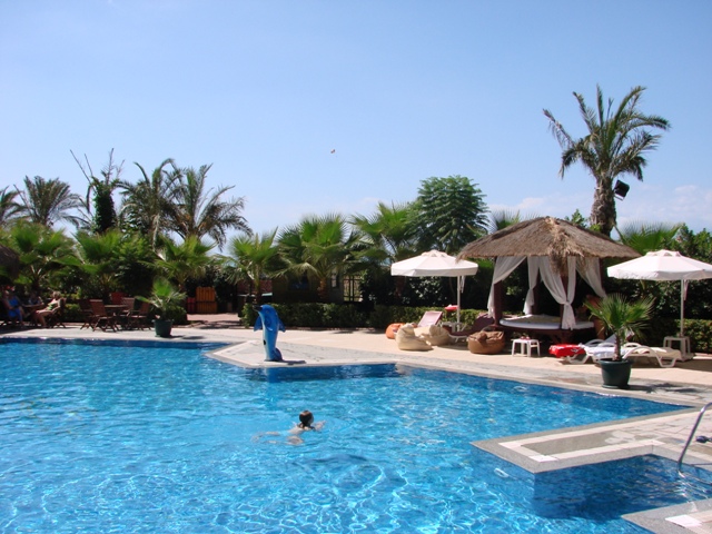 antalya-delphin-palace-hotel-piscina-de-relaxare